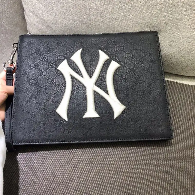 G*u*i bags 1917m0077