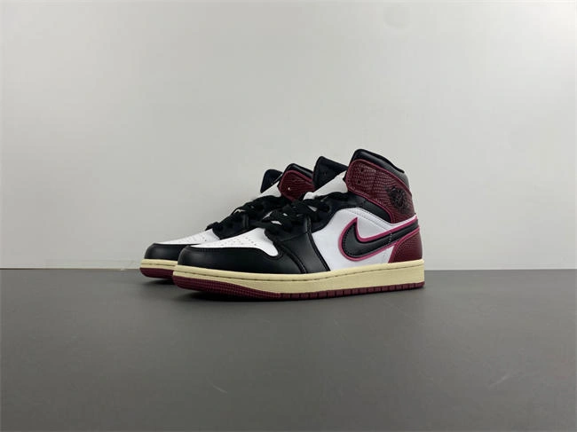 RelaxedFit AIR JORDAN 1 MID FQ7818- 3653