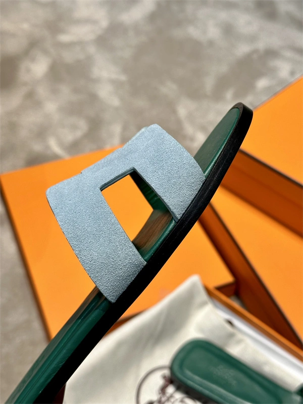 Unique H Slipper 2387